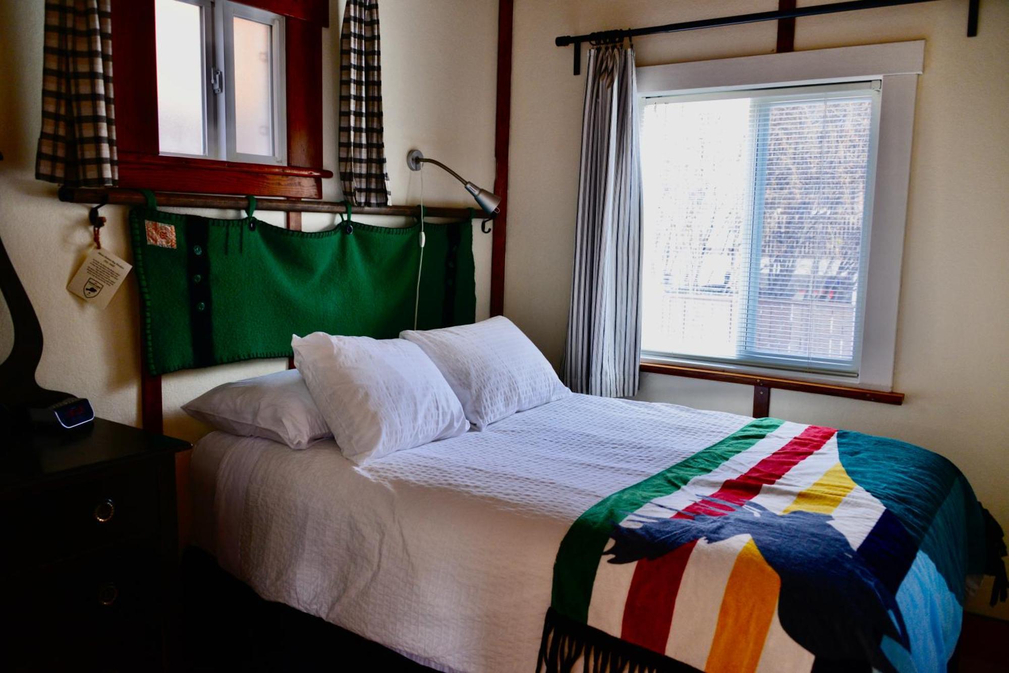 Banff Beaver Cabins Экстерьер фото